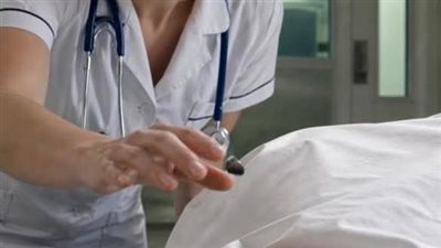 ممرضة حاولت سرقة خاتم ثمين من رجل متوفى… لكن عندما لمست يده صرخت من الرعب