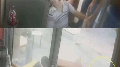 مسن تركي يحاول مساعده صديقه 