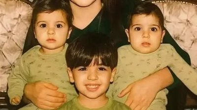 أم تنشر صورتها مع أبنائها بعدما اصبحوا شباب